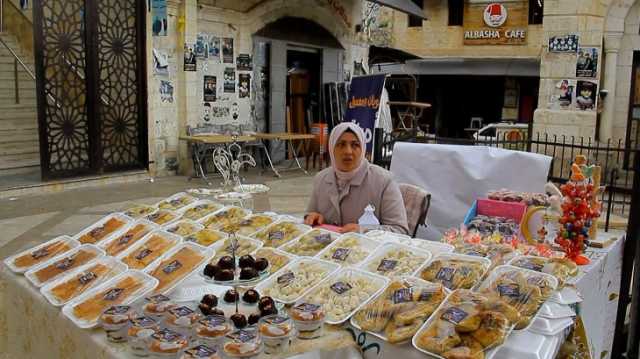 بسطة أمينة.. حلويات ومعمول.. طوق نجاة لفلسطينية تقاوم السرطان وصعاب الحياة