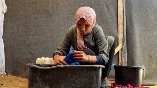 فيديو.. طفلة غزّية تعيل أسرتها بغسل ملابس النازحين