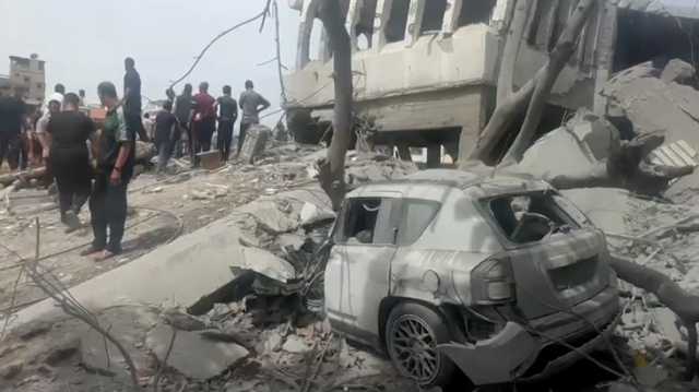 قصف إسرائيلي مكثف على وسط وجنوب غزة وشكوى من قلة مساعدات الشمال