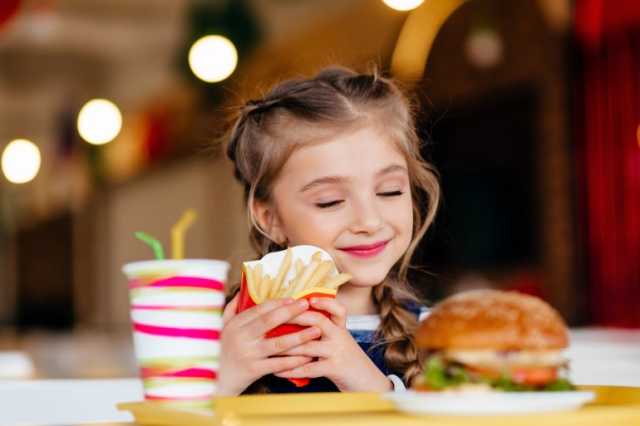 ضرر لا يمحوه الزمن.. كيف يتغير عقل طفلك مع كل وجبة سريعة؟