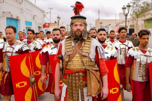 في مهرجان الجم.. جنود رومان يظهرون مجددا في شوارع تونسية