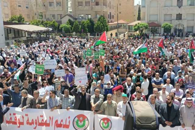 مظاهرة أردنية حاشدة دعما لغزة قرب سفارة إسرائيل في عمّان