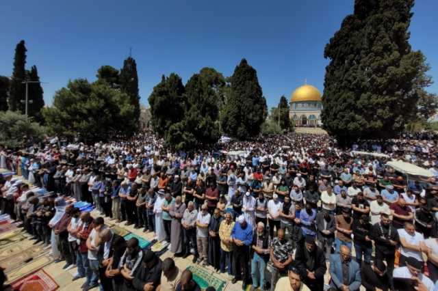 120 ألفا يؤدون صلاة الجمعة الأخيرة من رمضان بالمسجد الأقصى