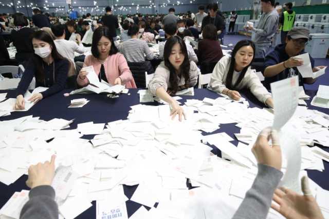 الحزب الحاكم بكوريا الجنوبية يمنى بهزيمة ساحقة في الانتخابات