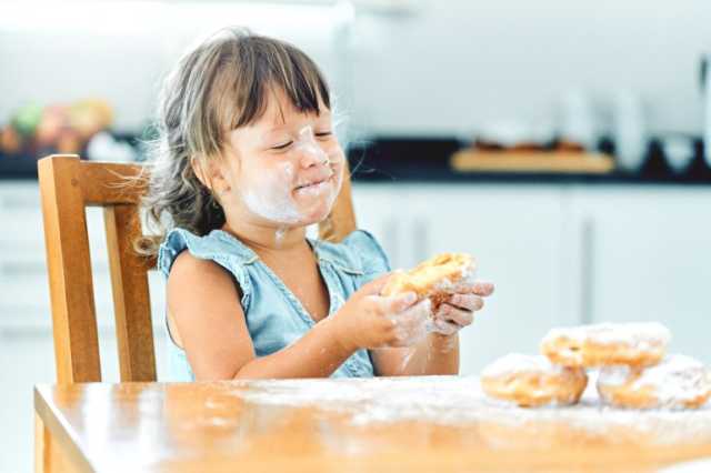 هل يزيد السكر فعلا من فرط نشاط طفلك؟ كيف شاعت هذه الأسطورة؟