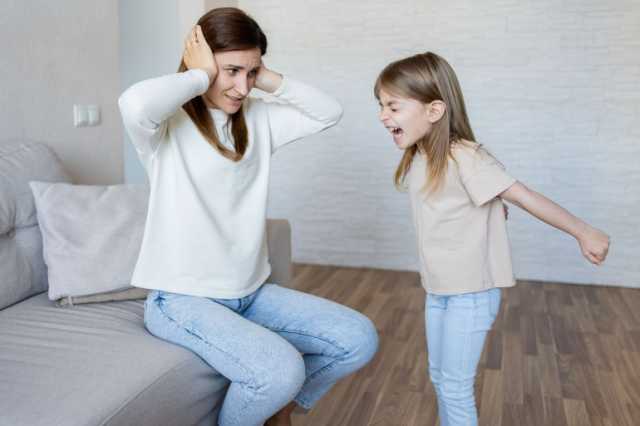 كيف تتصرف عندما ينفجر الطفل غضبا أو يقوم بتجريحك؟