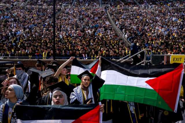 علم فلسطين حاضر في حفلات تخرج طلاب الجامعات حول العالم