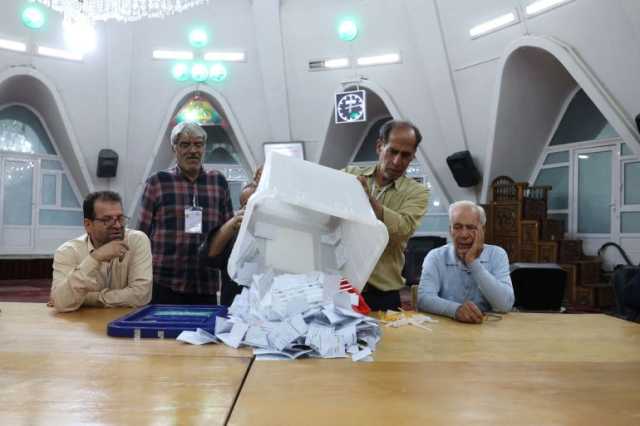 بزشكيان يتصدر نتائج الانتخابات الإيرانية وجولة ثانية لحسم السباق