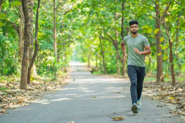 المشي قد يساعد في منع تكرر الإصابة بألم الظهر