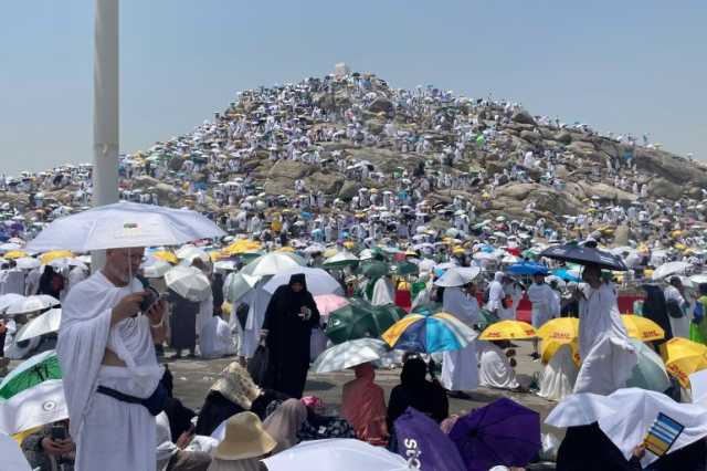 حجاج بيت الله يفيضون من عرفات إلى مزدلفة