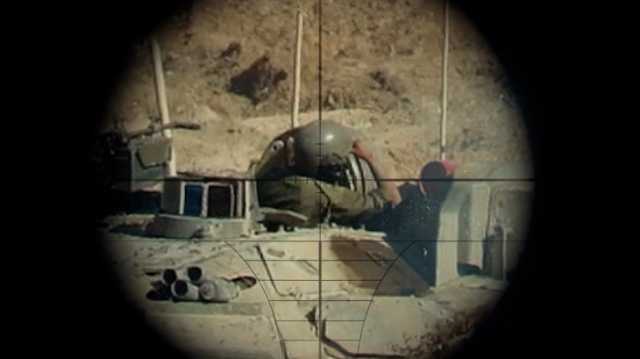 شاهد.. قسامي يقنص آمر دبابة إسرائيليا أخرج رأسه من برجها