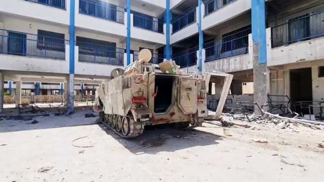 شاهد.. الاحتلال يخلف ناقلة جند محترقة بإحدى مدارس الأونروا برفح