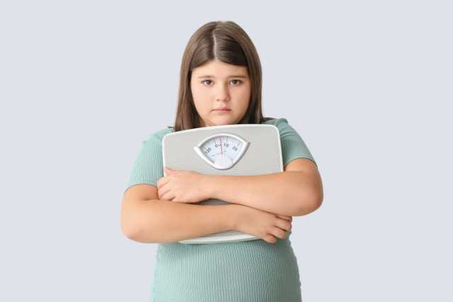 دليلك للتعامل مع زيادة وزن طفلك دون التأثير على صورته الذاتية