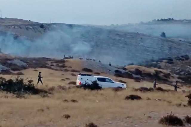 مستوطنون يرمون الحجارة على القوات الإسرائيلية في الضفة