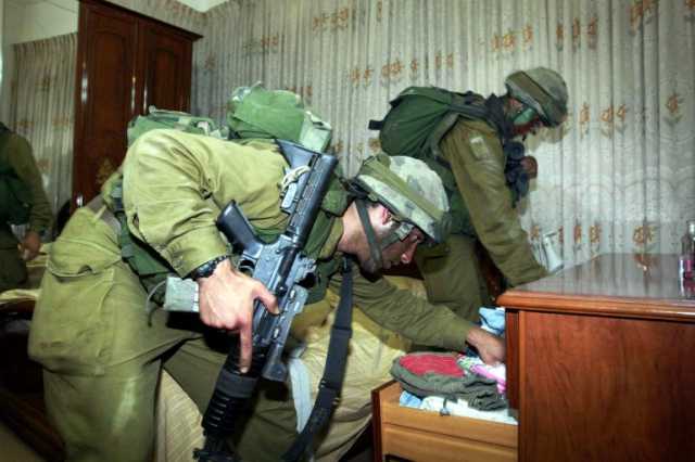 جنود الاحتلال ينهبون الأموال من منازل الفلسطينيين في غزة والضفة