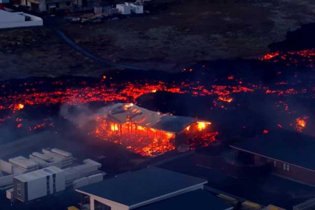 شاهد.. الحمم البركانية تلتهم المنازل في آيسلندا