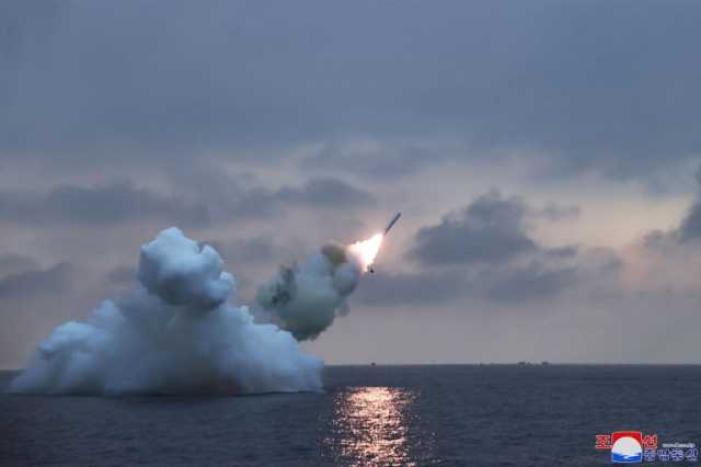 كوريا الشمالية تختبر إطلاق صواريخ كروز من غواصة