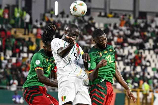 شاهد.. غينيا بعشرة لاعبين تواصل مفاجآت كأس أفريقيا بالتعادل مع الكاميرون