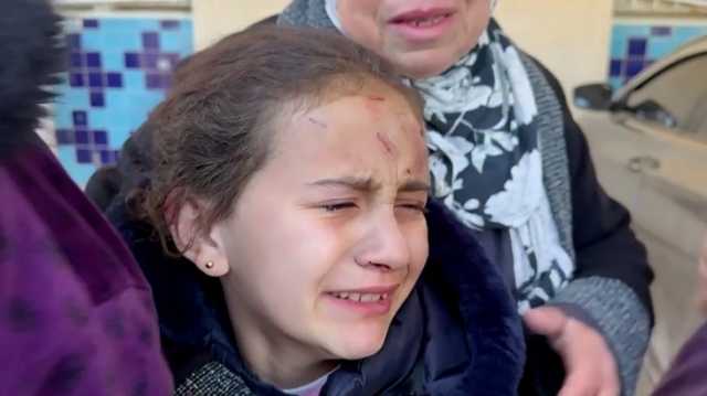 نجاة طفل فرّت عائلته من قصف المخيم فقتلتها إسرائيل وهي تبحث عن خيمة