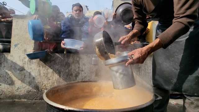 مبادرات خيرية.. هكذا يدعم نازحو غزة بعضهم بعضا (فيديو)