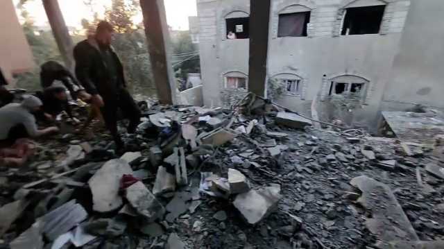 الاحتلال يواصل استهداف المدنيين بغزة ويكشف مزيدا من خسائره