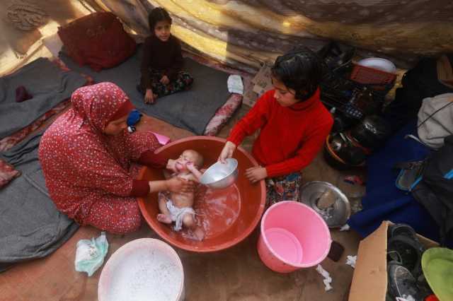 البحث عن حفاظات الأطفال.. معاناة يومية يعيشها سكان غزة