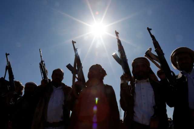 الحوثيون يستهدفون سفينة جديدة وأميركا تتحدث عن ضبطها أسلحة إيرانية