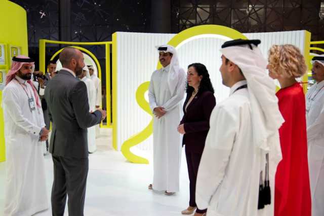 أمير قطر يزور جناح شبكة الجزيرة في قمة الويب