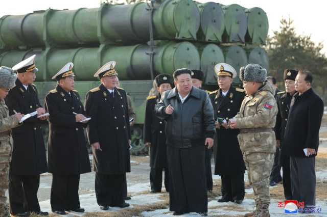 زعيم كوريا الشمالية يشرف على اختبار صاروخ بحري جديد