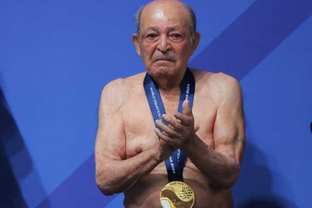 شاهد.. غواص عمره 100 عام يحقق رقما قياسيا ببطولة عالمية في الدوحة