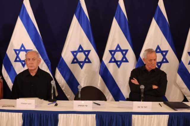 إسرائيل اليوم: نتنياهو يستبعد غانتس من مفاوضات الهدنة وتبادل الأسرى