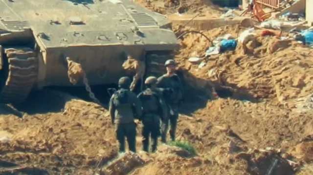 شاهد.. القسام تقنص ضابطا إسرائيليا وتستهدف آليات عسكرية بغزة