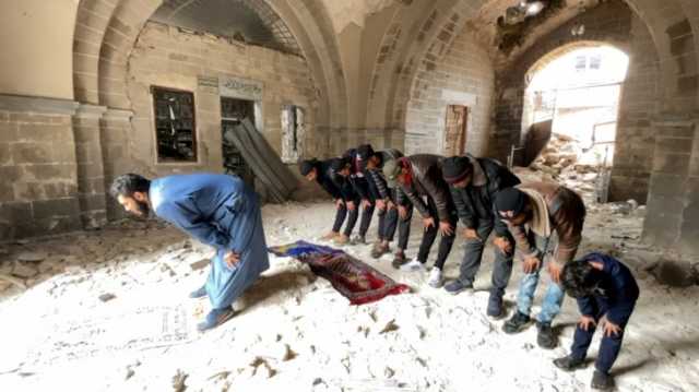 شاهد.. تواصل الصلاة في أقدم مساجد غزة رغم الدمار