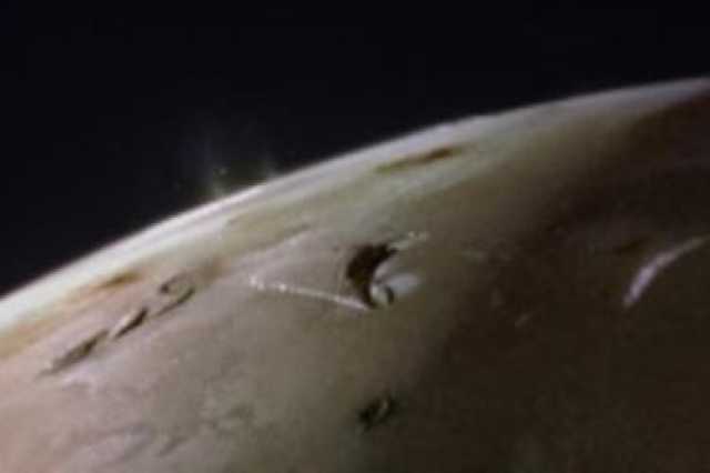 صور لناسا تُظهر انفجارات بركانية على قمر آيو