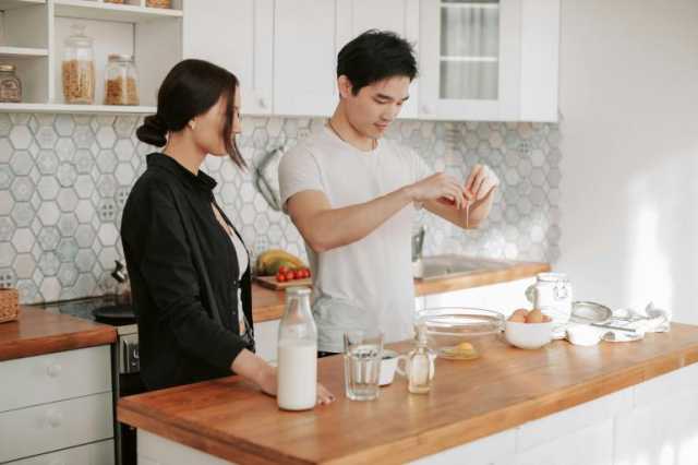 فوضى إيجابية في المطبخ.. لماذا ينصح الخبراء بخوض تجربة الطبخ مع زوجك؟