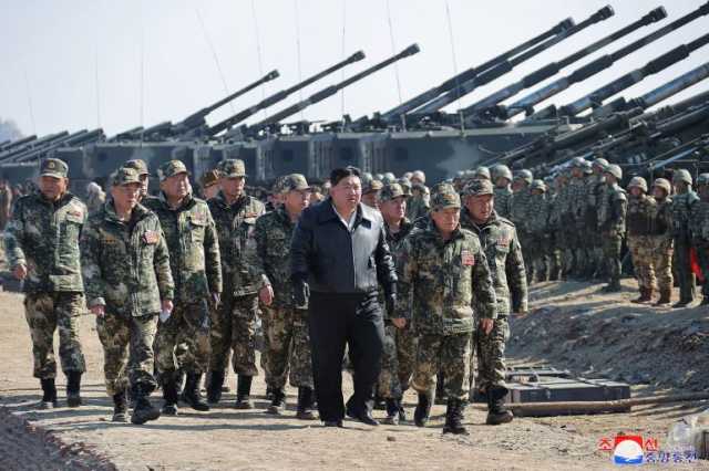 كوريا الشمالية تستعرض قدرات دباباتها القتالية الجديدة
