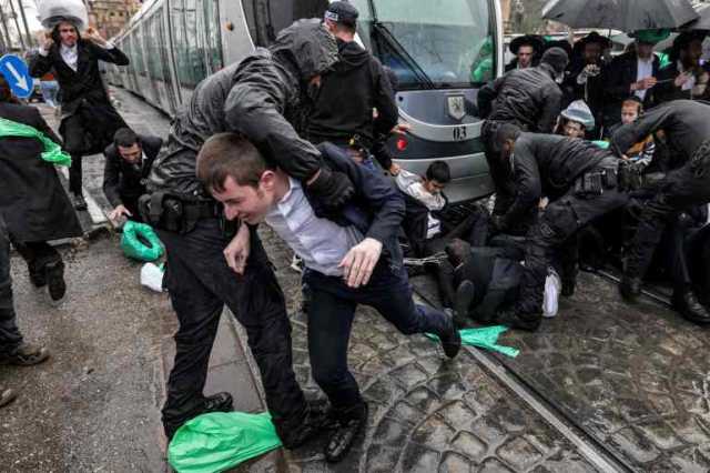 نموت ولا نتجند.. الشرطة الإسرائيلية تقمع مظاهرات الحريديم