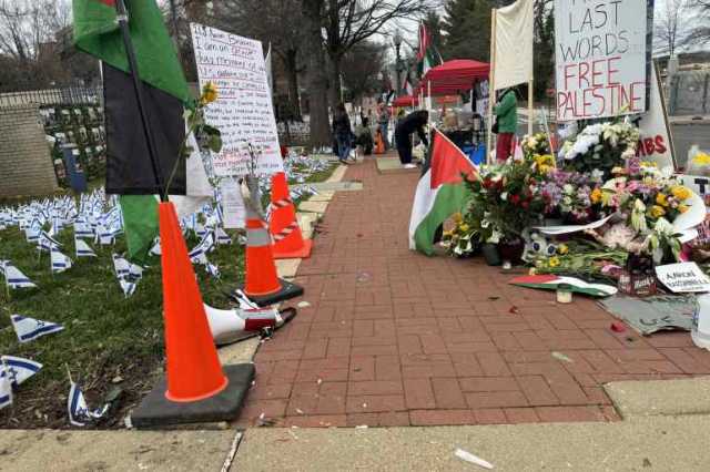 أعلام فلسطين ترفرف حول السفارة الإسرائيلية في واشنطن
