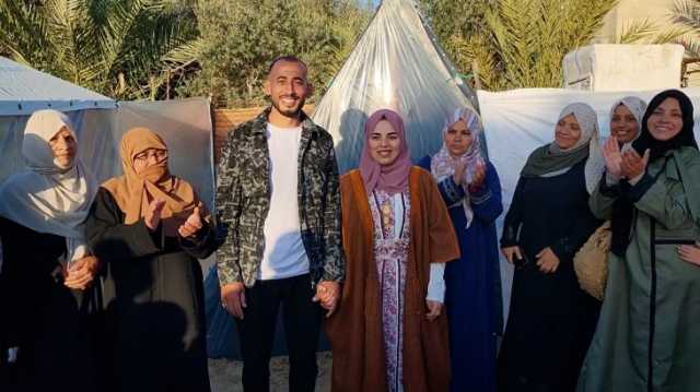 تحديا ظروف الحرب المأساوية.. فلسطينيان يحتفلان بزفافهما في خيمة برفح