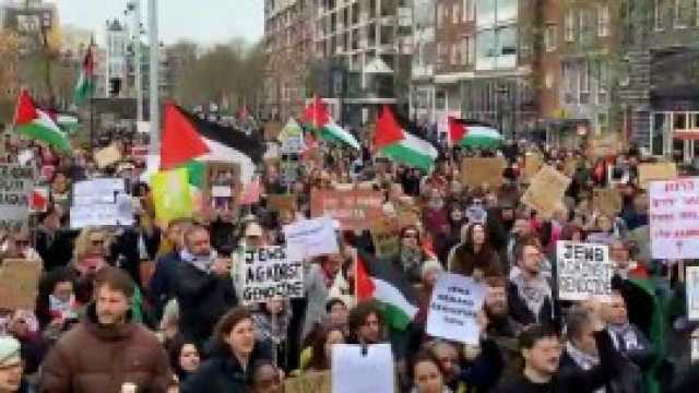 آلاف الهولنديين يتظاهرون رفضا لزيارة الرئيس الإسرائيلي ودعما لغزة