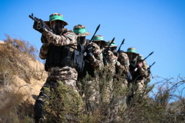 مراسل إذاعة الجيش الإسرائيلي: حماس تعيد تأهيل نفسها عسكريا وإداريا بغزة