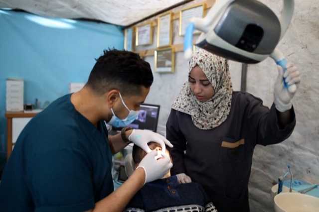طبيب أسنان يستعيض عن عيادته المدمرة في غزة بخيمة لعلاج المرضى