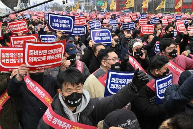 كوريا الجنوبية تبدأ إجراءات لتعليق تراخيص أكثر من 4900 طبيب مضرب عن العمل