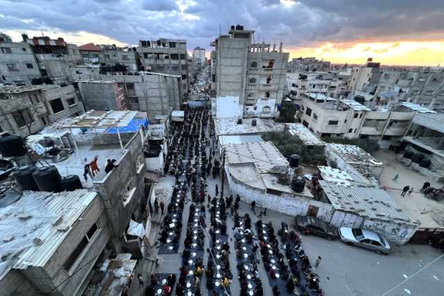 رغم الحرب المدمرة.. إفطار جماعي للفلسطينيين في شوارع رفح