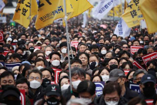 أطباء كوريا الجنوبية يحتجون على خطط لزيادة عدد المقبولين بكليات الطب