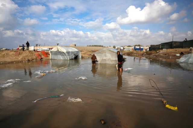 غزة.. الأمطار تغرق مئات الخيام ومياه الصرف والقمامة تفاقمان المخاطر