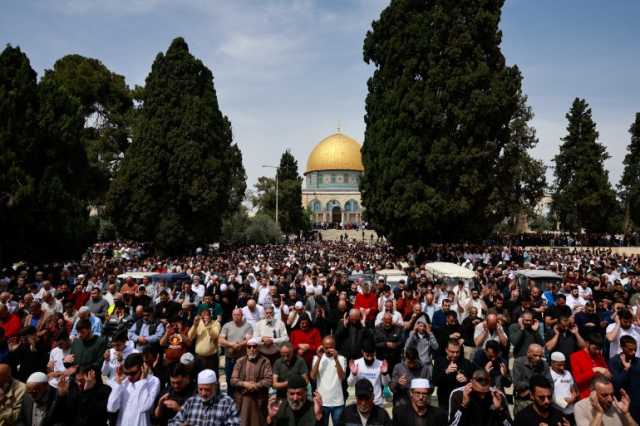 125 ألف فلسطيني يصلون الجمعة الثالثة من رمضان بالأقصى