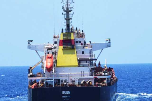 البحرية الهندية تعترض سفينة اختطفها قراصنة صوماليون وتطالبهم بالاستسلام