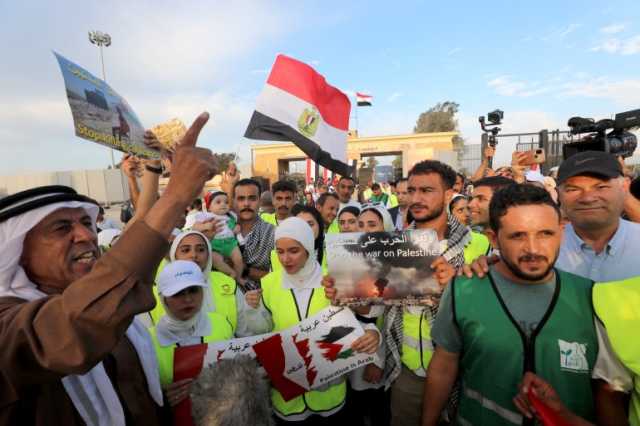 مصريون يحتشدون أمام معبر رفح رفضا لتهجير فلسطينيي غزة