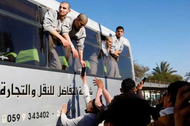 بالفيديو.. أسير محرر يصدمه خبر استشهاد والده وأفراد من عائلته